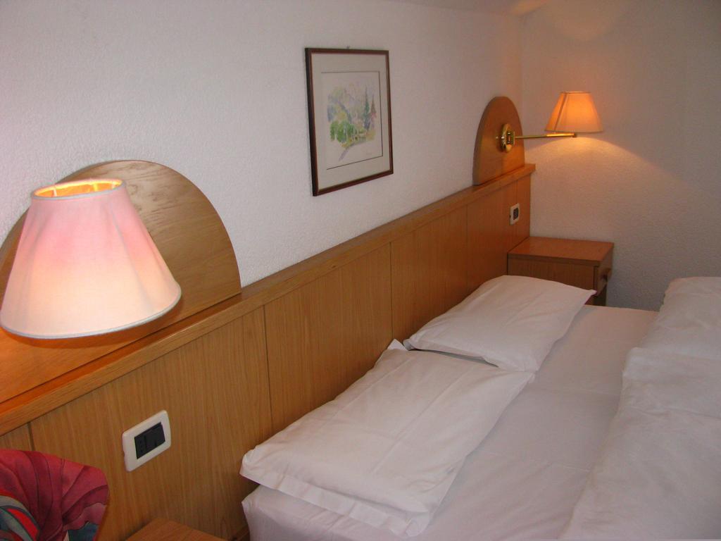 Hotel Garnì Nès Crépes Pozza di Fassa Chambre photo