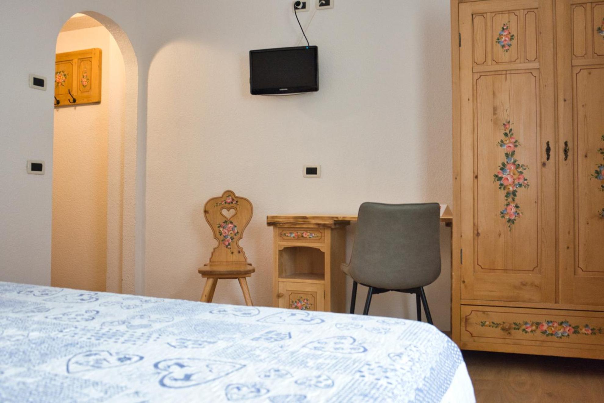 Hotel Garnì Nès Crépes Pozza di Fassa Chambre photo